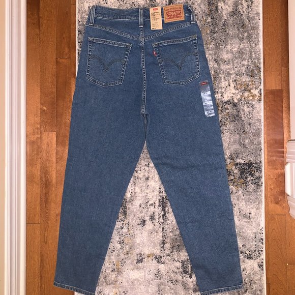 Brand New High-Wasted Levis Mom Jeans - Picture 2 of 4
